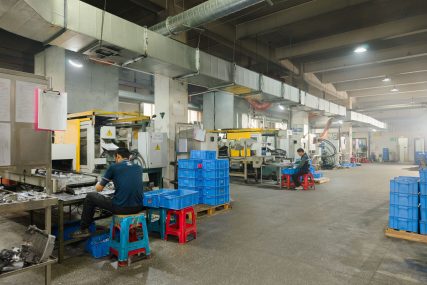 die-casting-factory-scaled-r8vy2tvysejbhdcjku9nzwml2bzesbfoagwzsj4vky