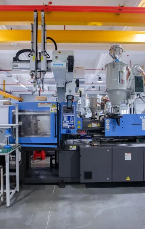 workshop-with-injection-molding-machines-scaled-optimized